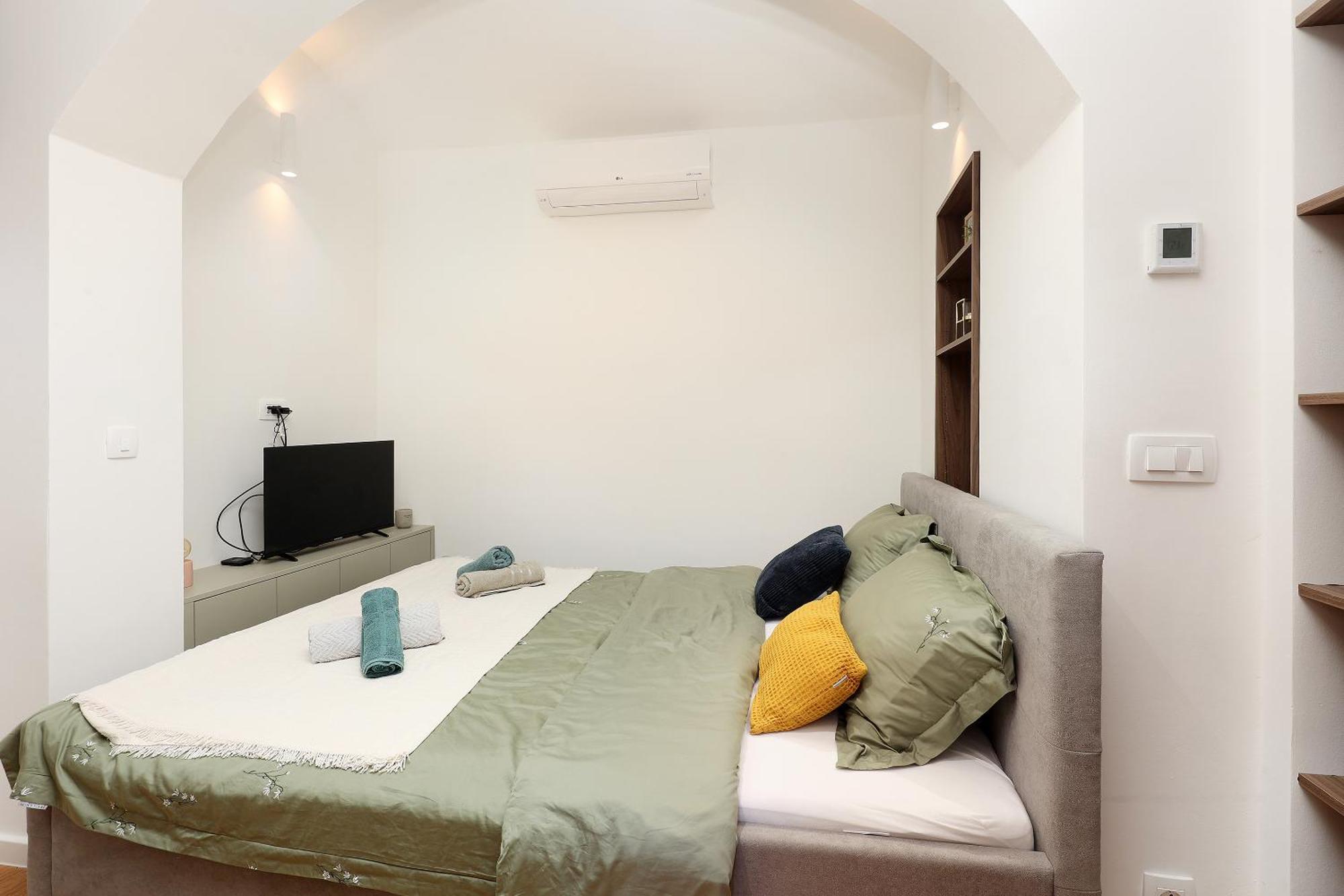 La Verita 1 St Line With Garden Apartment *