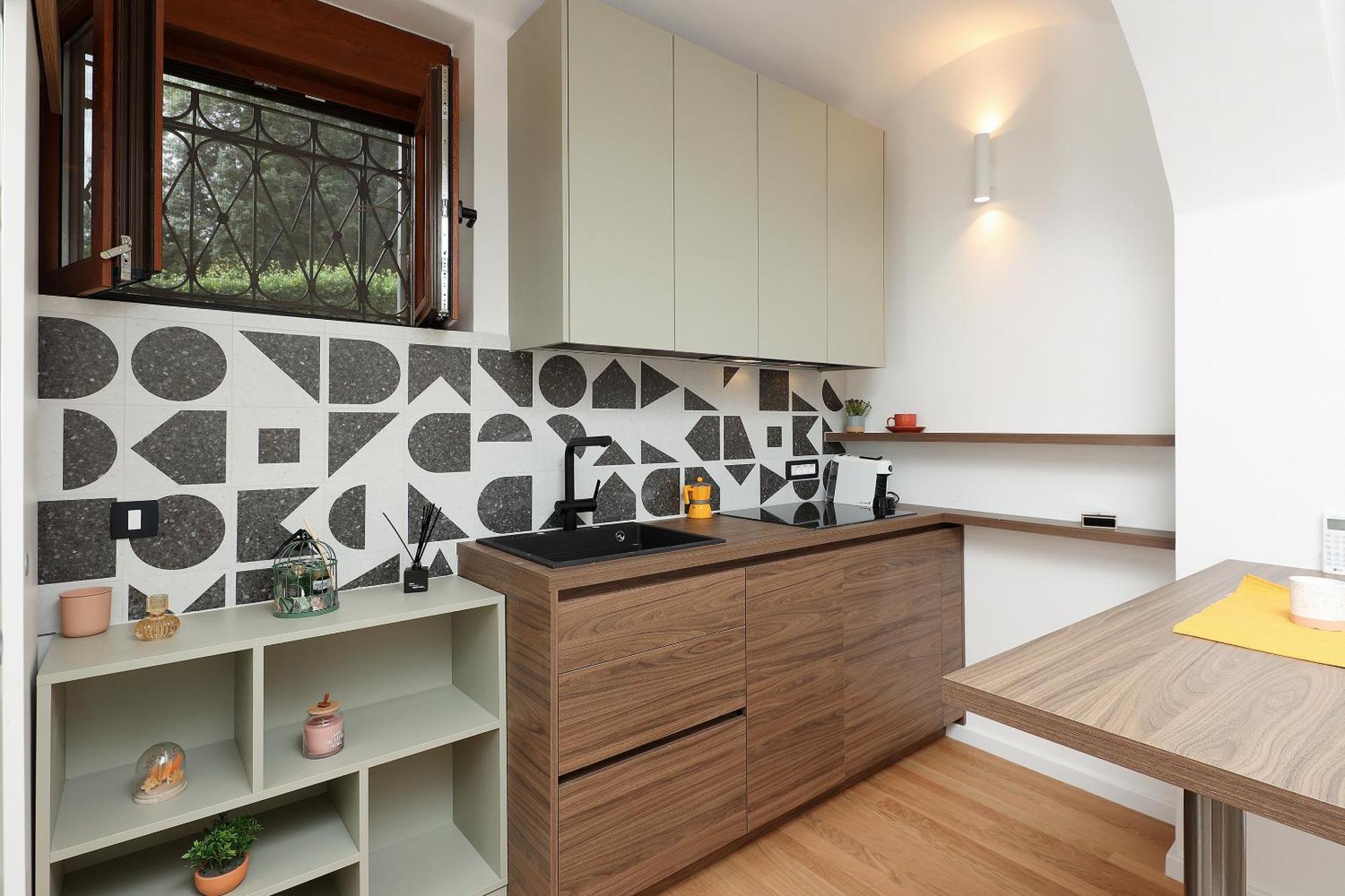 La Verita 1 St Line With Garden Apartment